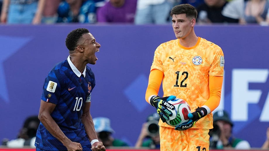 El portero de Paraguay le lanza el balón al francés Kylian Mbappé tras el partido decisivo del Mundial