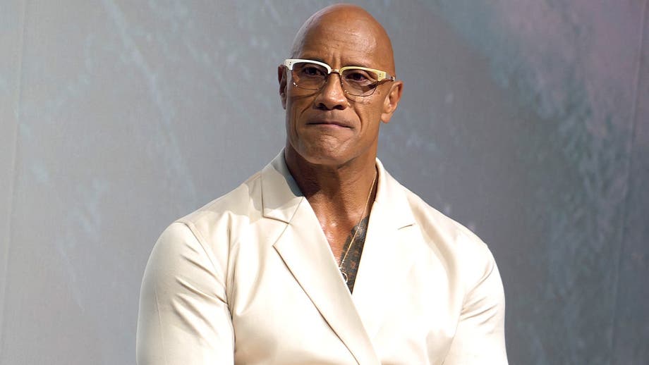 Un cómico suelta una respuesta mordaz después de que un actor llamara «cobarde» a Dwayne Johnson