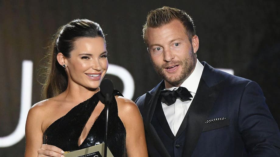 Sean , de los Rams, y su mujer, que es modelo, han NFL quién manda en la NFL vistiendo solo bañadores