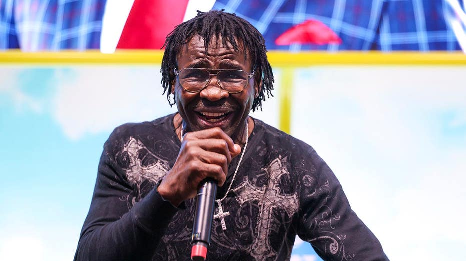Cowboys legend Michael Irvin wins over booing Eagles fans at Philly bar ahead of Home Run Derby