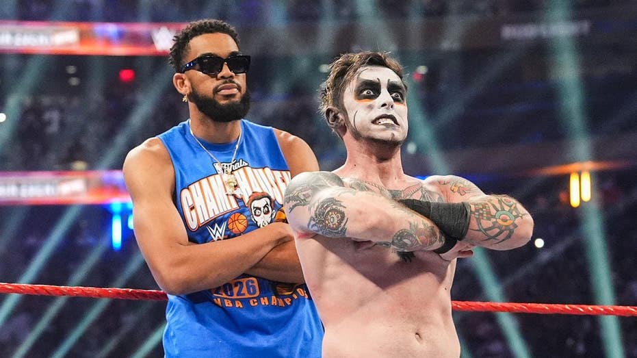 Knicks stars provide back up for WWE favorites in electric Saturday Night's Main Event at MSG