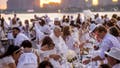 En esta cena, los invitados traen sus propias mesas, van vestidos de blanco y se enteran del lugar a última hora - Fox News