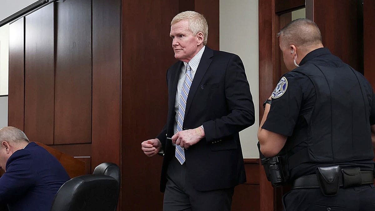 Alex Murdaugh enters courtroom