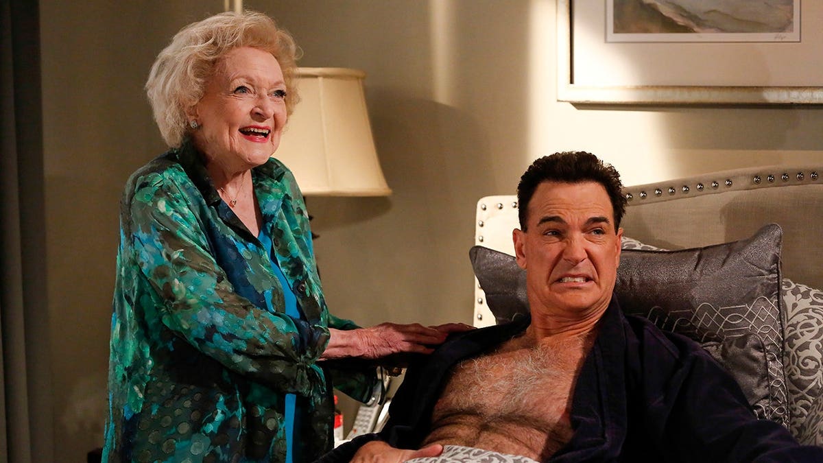 Betty White y Patrick Warburton aparecen juntos en una escena de *The Fixer*.