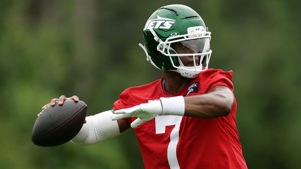 Geno Smith #7 throws a football during New York Jets training camp.