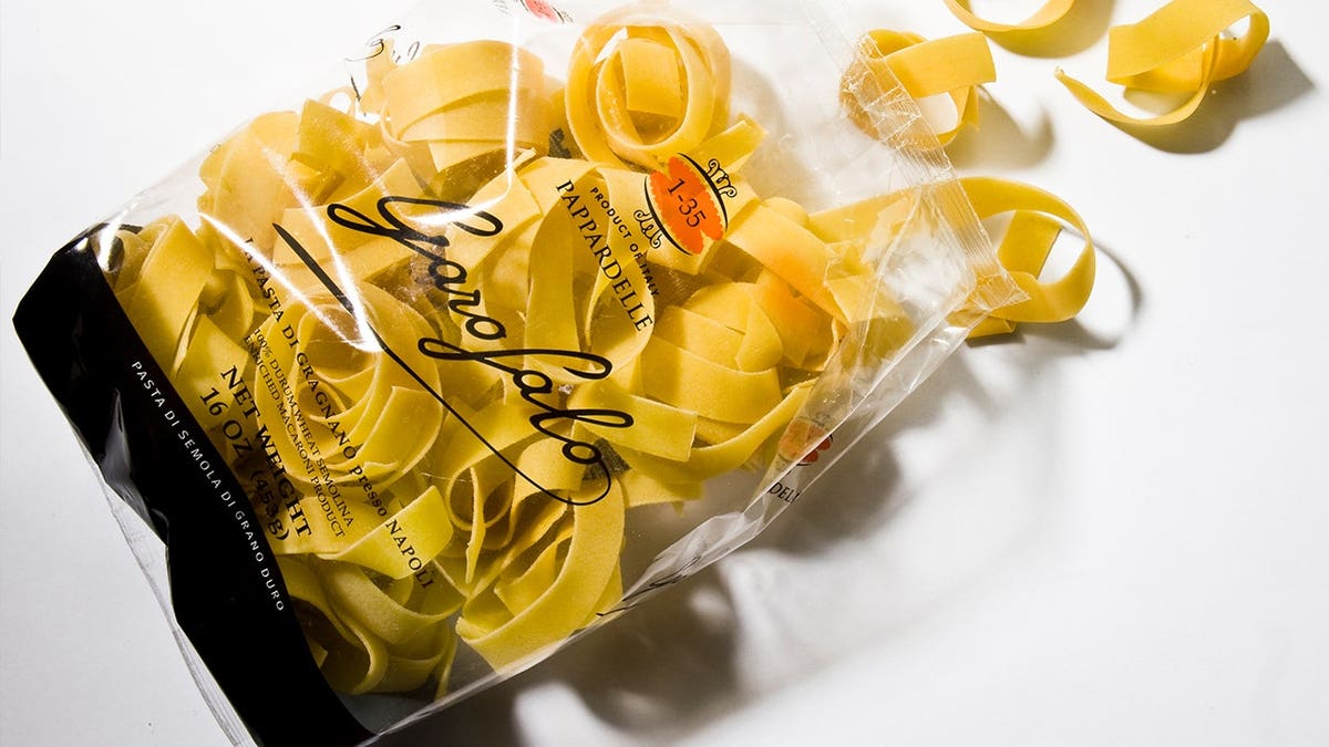 Pasta Garofalo pasta bag on display