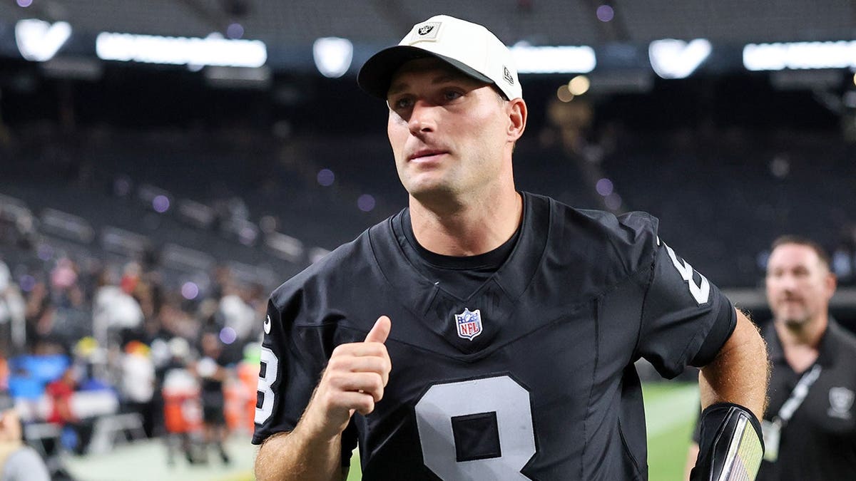 Kirk Cousins #8 leaves the field after the Raiders preseason loss.