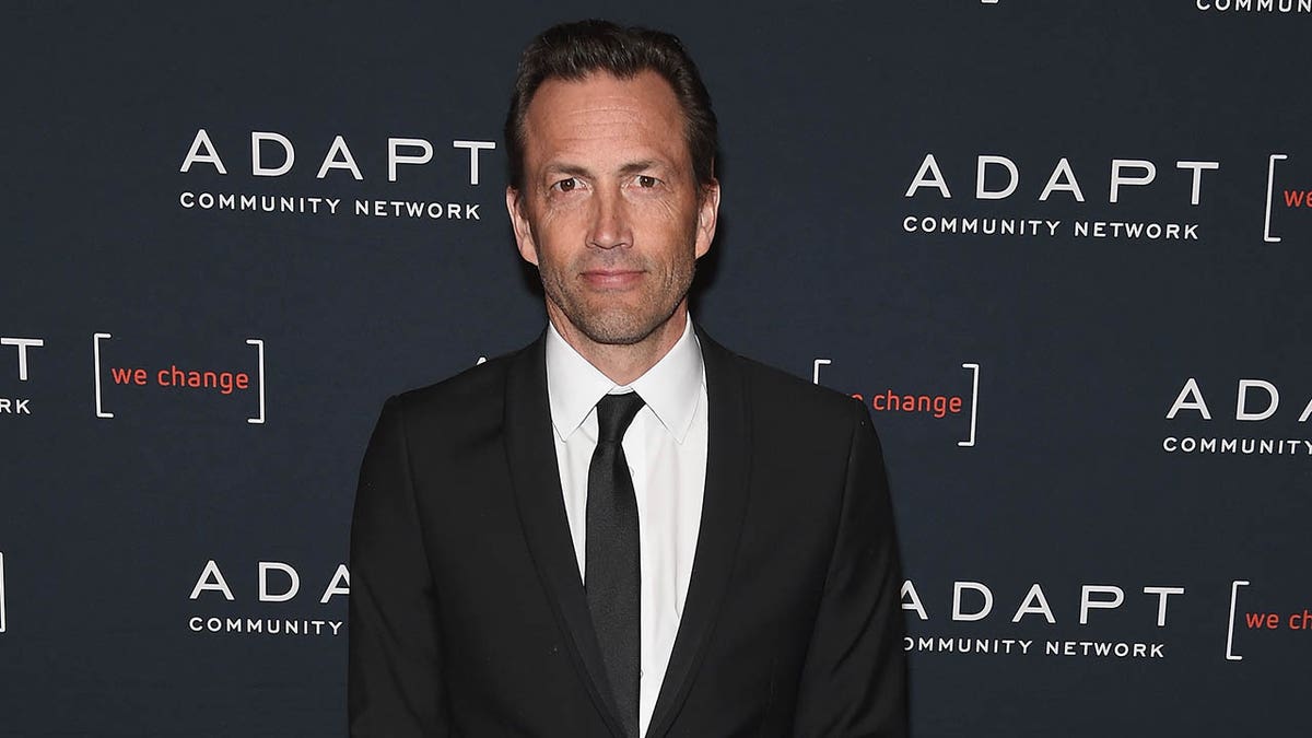 Andrew Shue on the red carpet