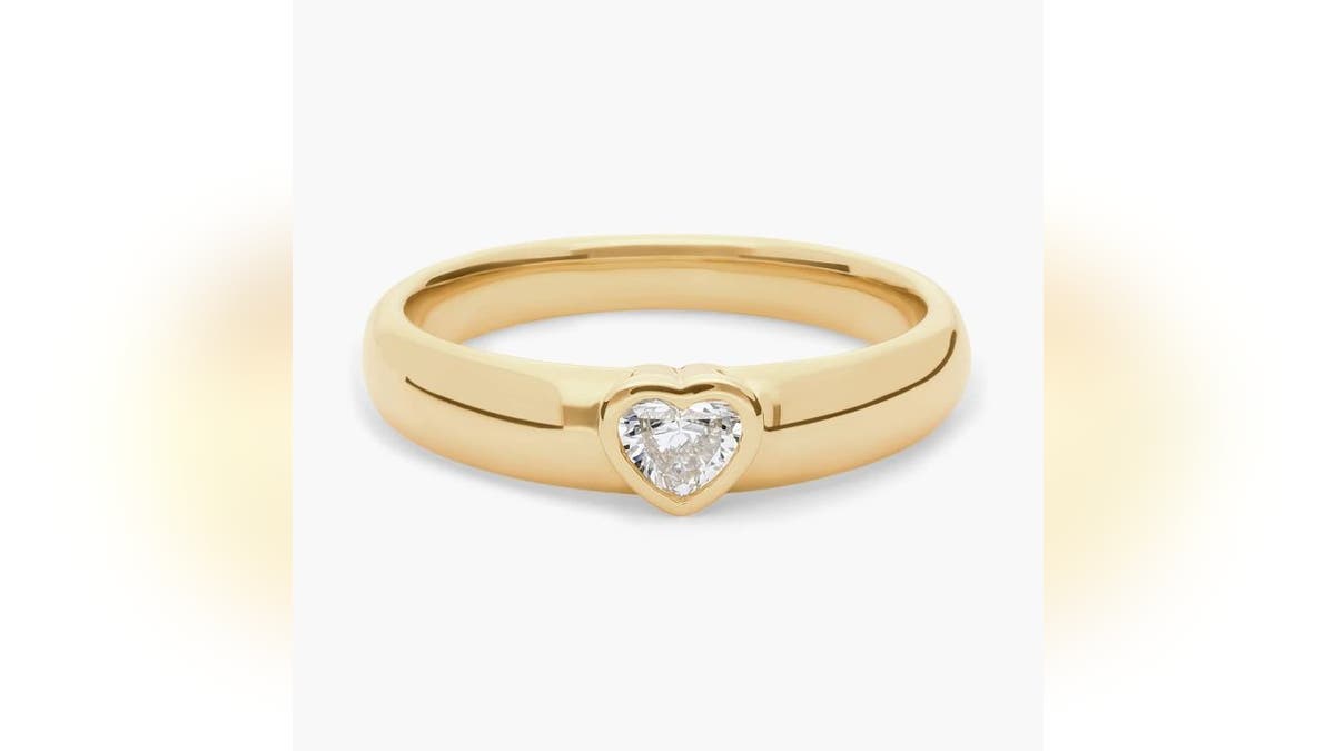 A heart-shaped diamond gives this ring a romantic look.