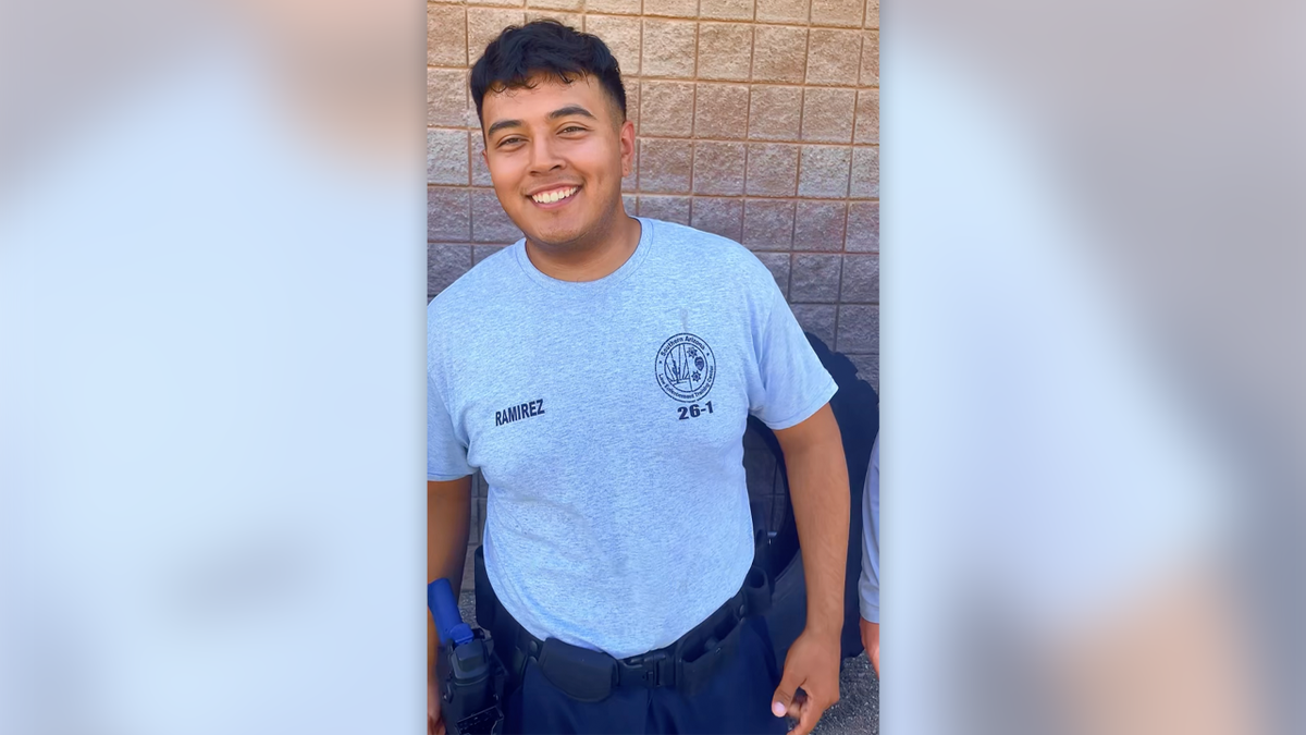 Carlos Ramírez, en una imagen fija sacada de un vídeo del Departamento de Policía de Tucson, con una camiseta gris