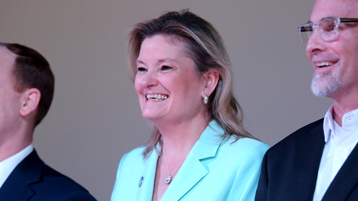 La senadora estatal Cindy Holscher, sonriendo
