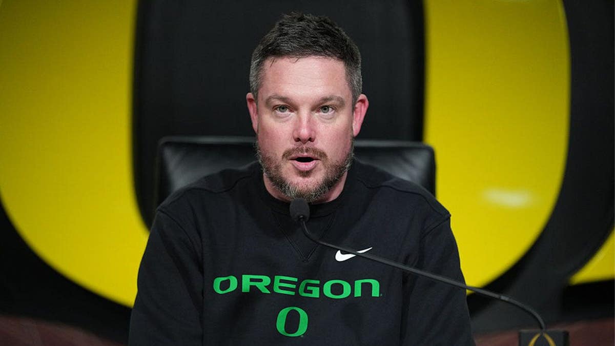 Head coach Dan Lanning of the Oregon Ducks