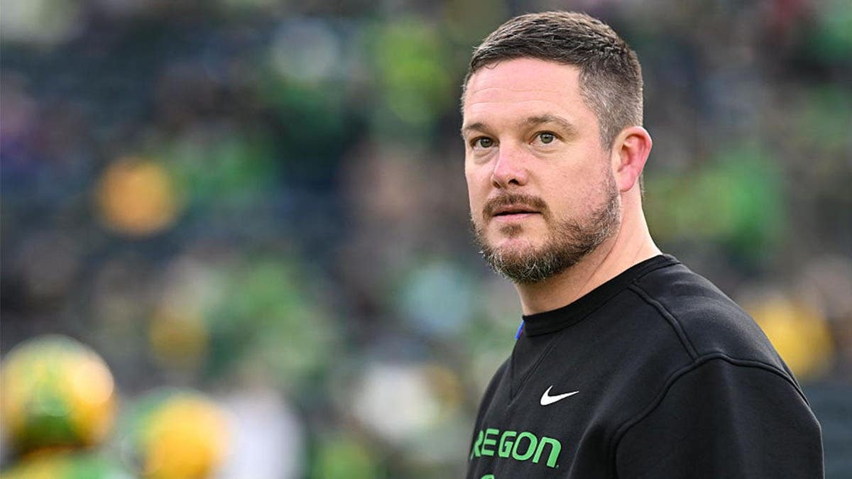 Head coach Dan Lanning of the Oregon Ducks