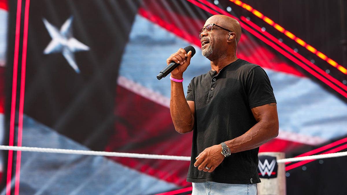 Darius Rucker performs the national anthem at U.S. Bank Stadium.