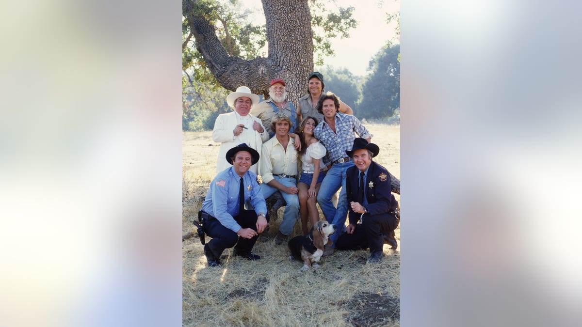 The Dukes of Hazzard cast members pose together for a group photo.