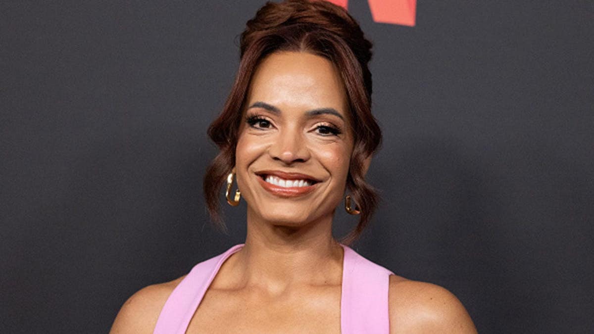 Elle Duncan stands on the red carpet at the Netflix 2026 Upfront event.