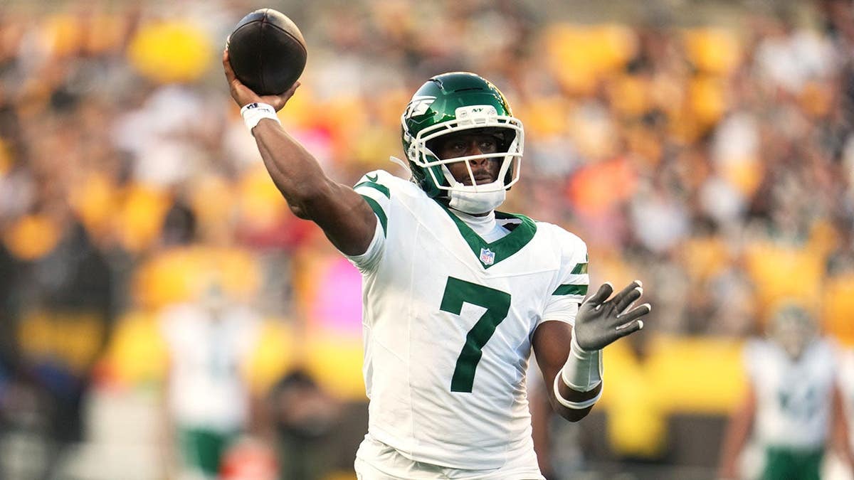 Geno Smith throws during an NFL preseason game against the Pittsburgh Steelers.