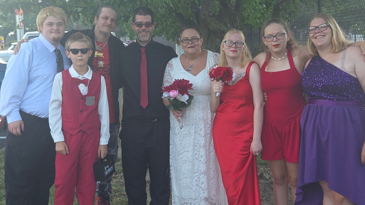 The wedding party of George and Jamie Callicoat is photographed.