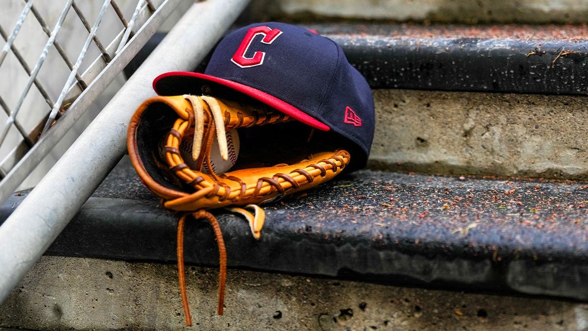 Guardians hat and glove