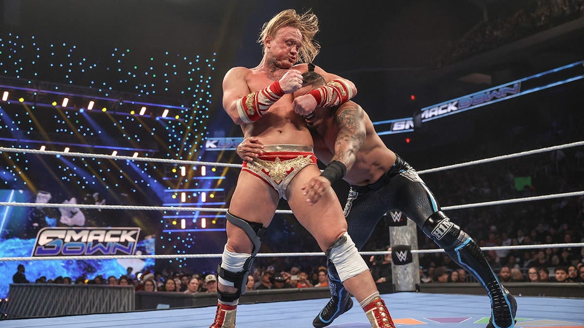 Ilja Dragunov wrestles Carmelo Hayes during SmackDown at Moody Center.