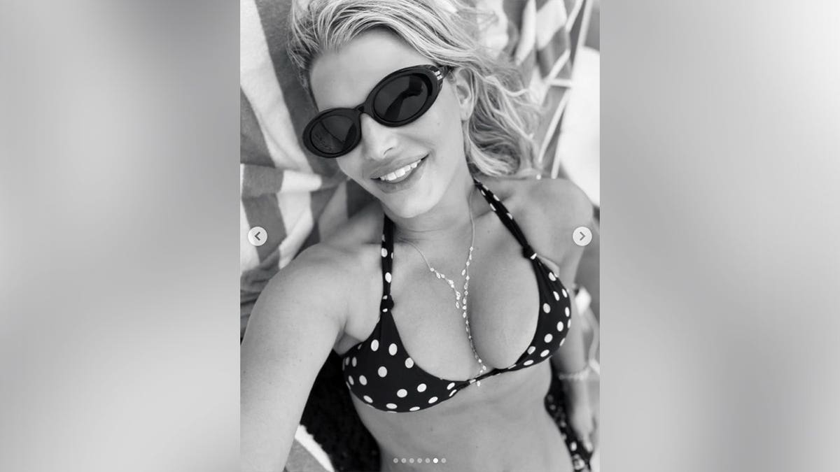 A black-and-white photo of Jessica Simpson in a bikini.