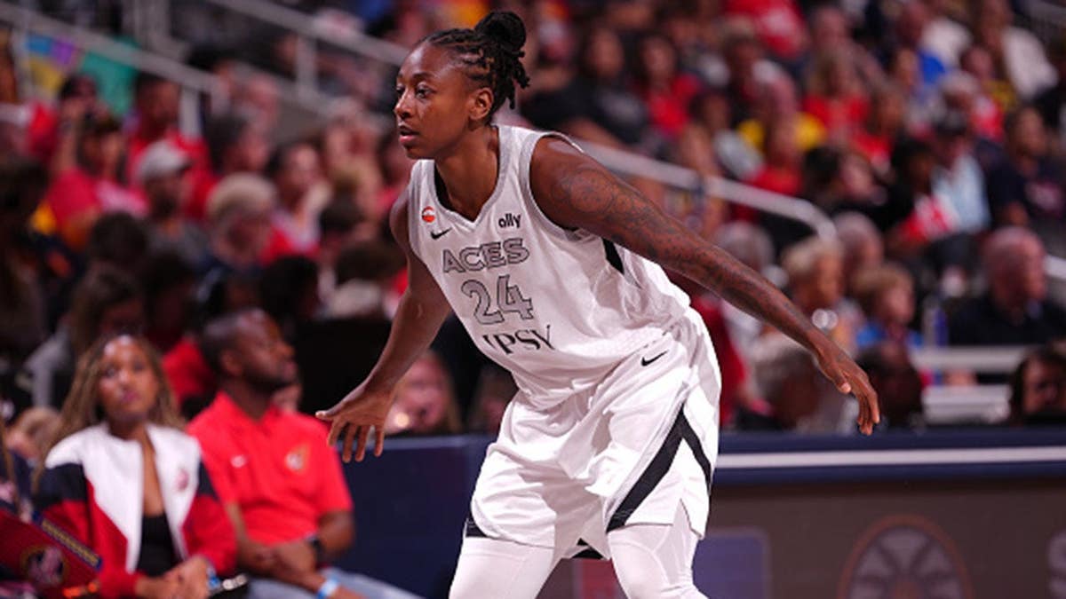 Jewell Loyd defends during a WNBA game at Gainbridge Fieldhouse.
