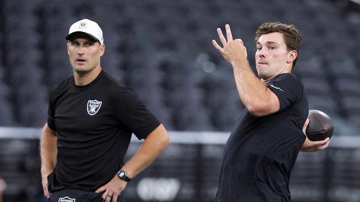Kirk Cousins watches Fernando Mendoza warm up before the preseason game.