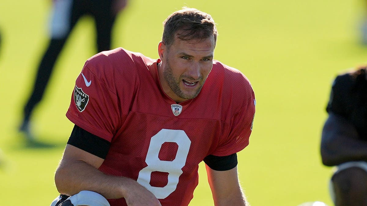 Kirk Cousins warms up during practice at Raiders training camp.