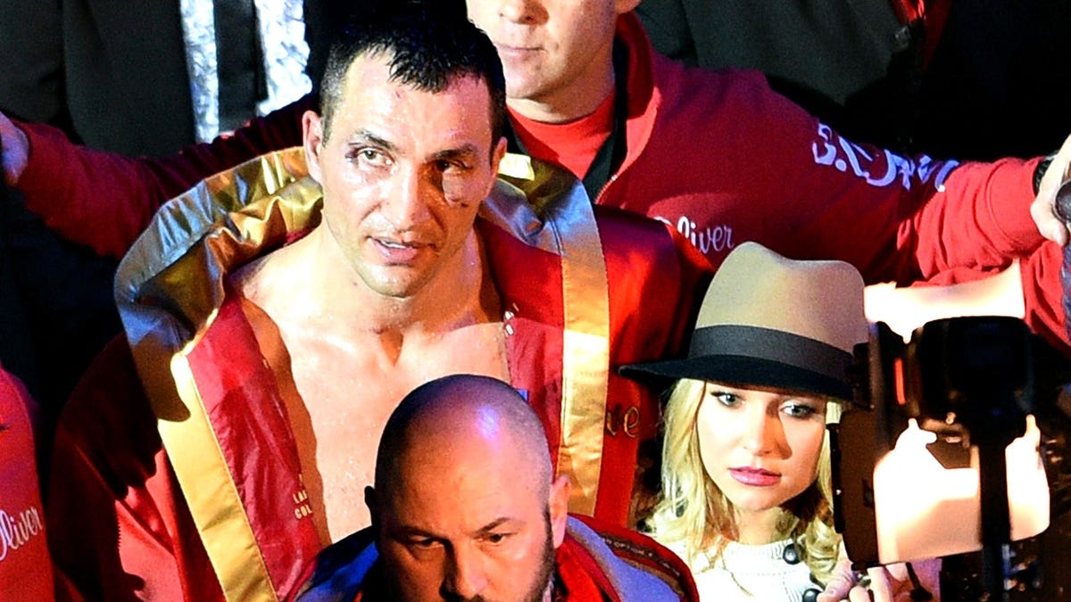 Wladimir Klitschko and Hayden Panettiere leave a hall after a boxing match.