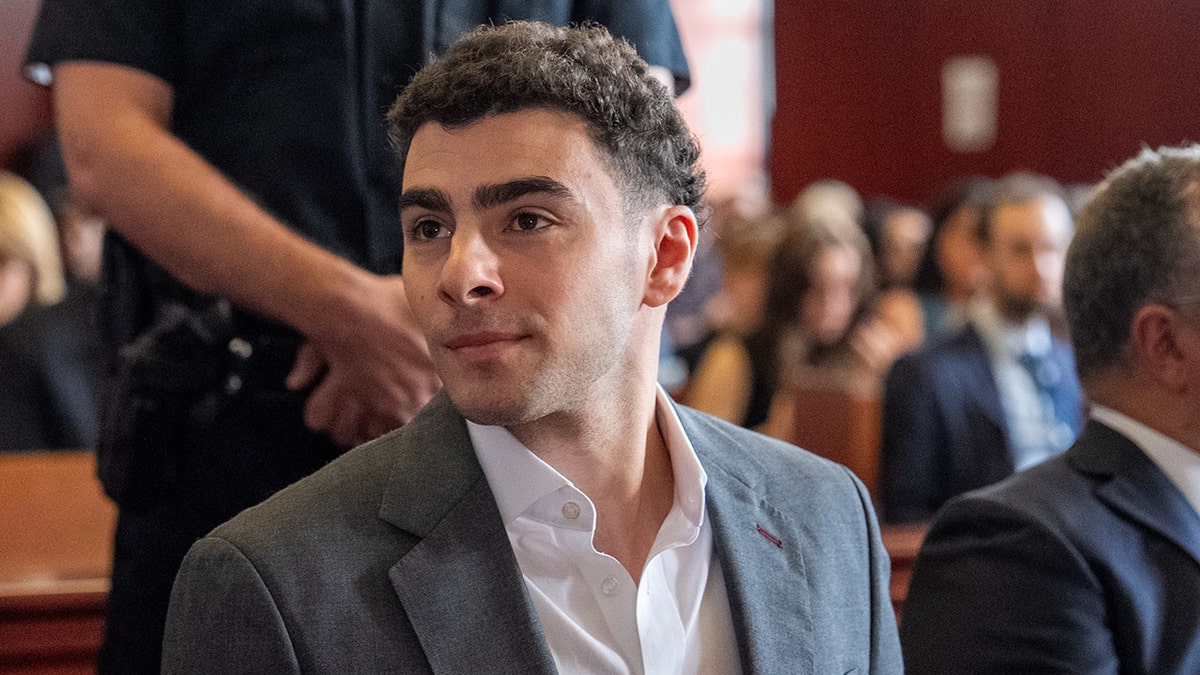 Luigi Mangione acude a una comparecencia previa al juicio en el Tribunal Penal de Manhattan, en la ciudad de Nueva York, EE. UU., el 11 de agosto de 2026. REUTERS/David Dee Delgado