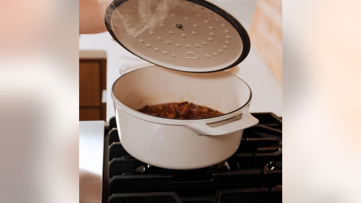 A special lid keeps food moist.