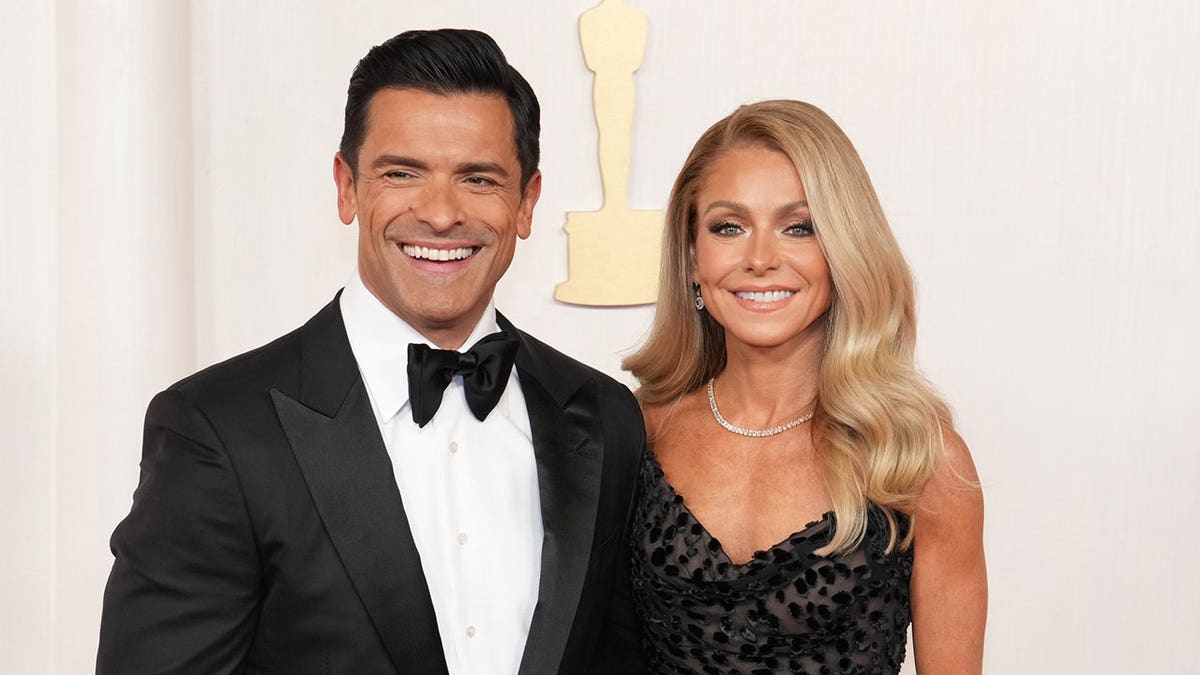 Mark Consuelos and Kelly Ripa attend the 96th Annual Academy Awards at Dolby Theatre.