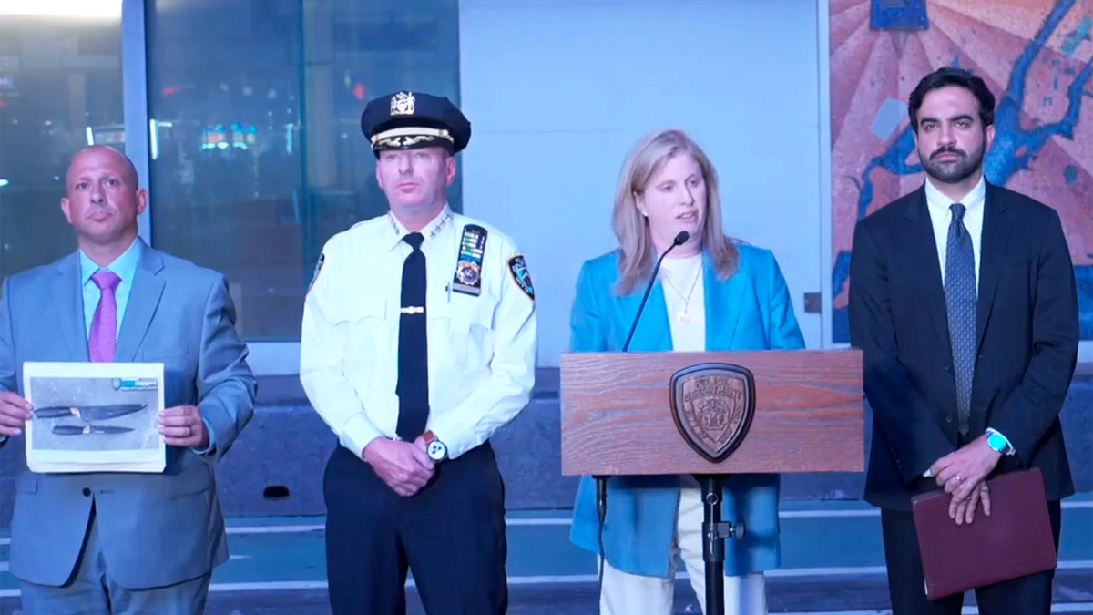 Jessica Tisch, comisario de la Policía de Nueva York, habla junto al alcalde de Nueva York, Zohran Mamdani, en una rueda de prensa sobre el mortal apuñalamiento ocurrido en Times Square