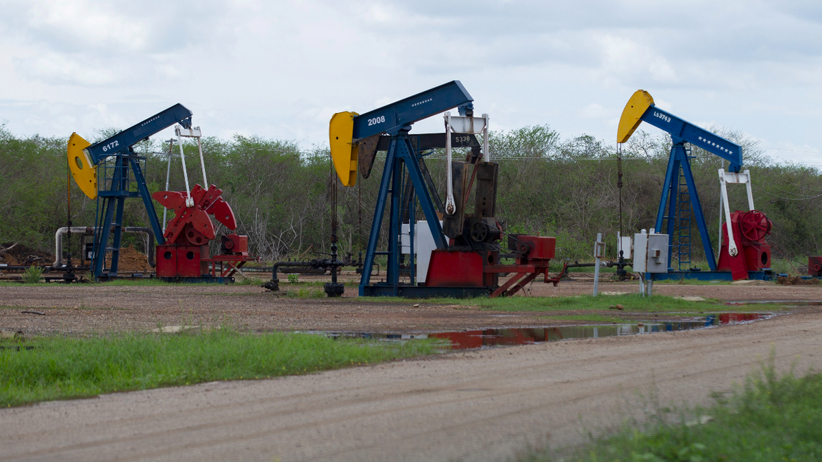 Oil pumping hammers in Venezuela