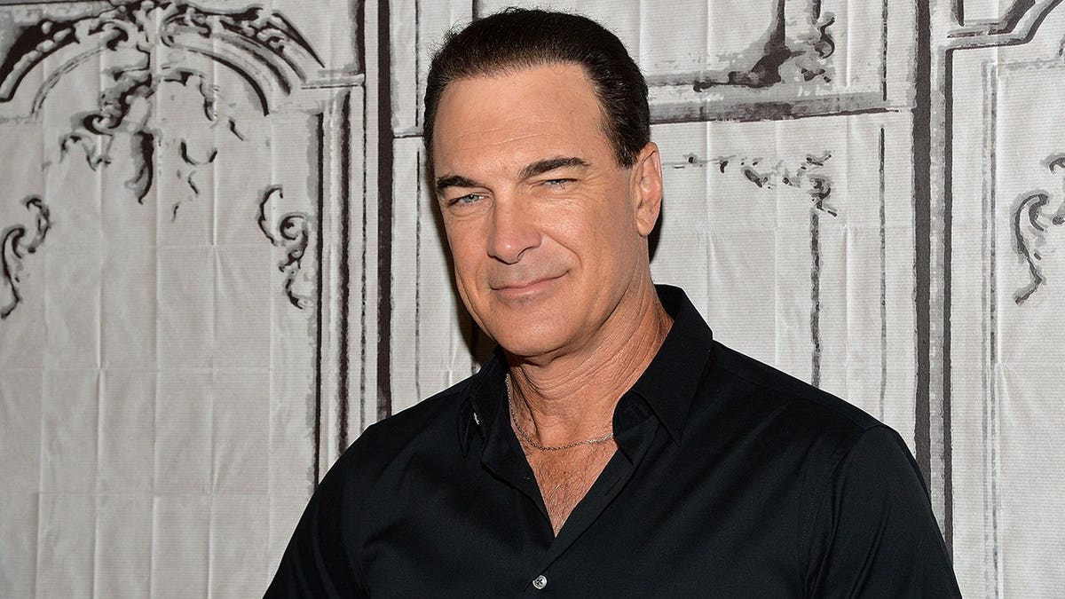 Patrick Warburton habla en los estudios de AOL en Nueva York.
