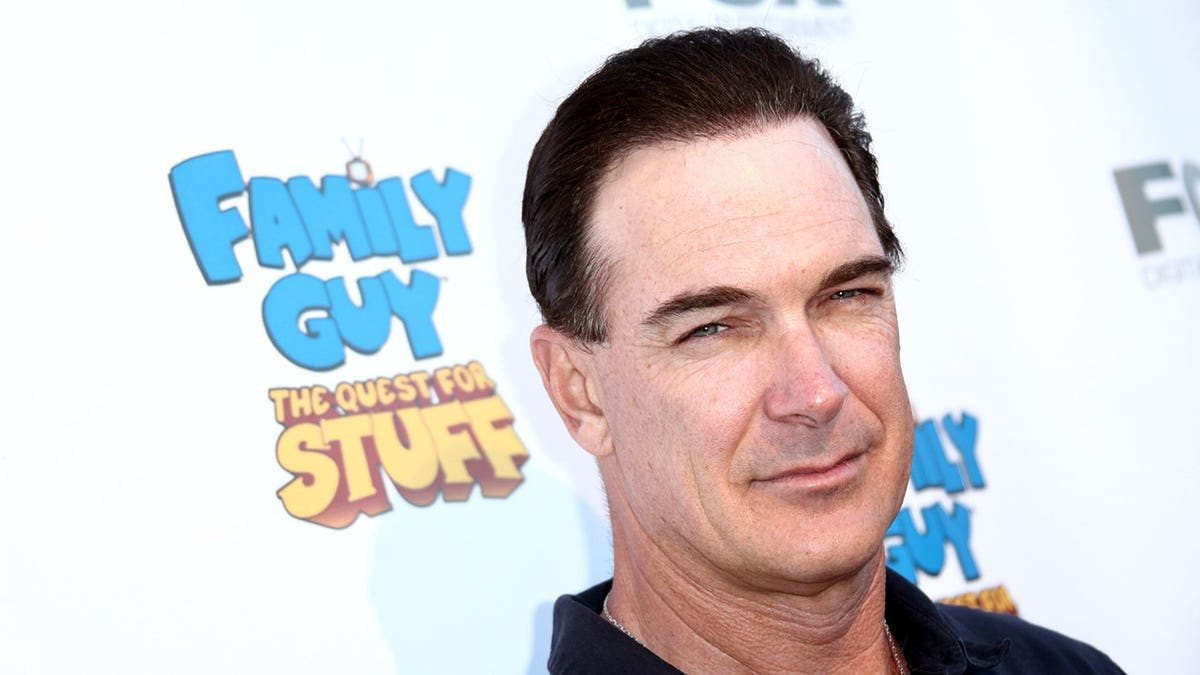 Patrick Warburton va a la fiesta de lanzamiento del juego para móvil de «Padre de familia».