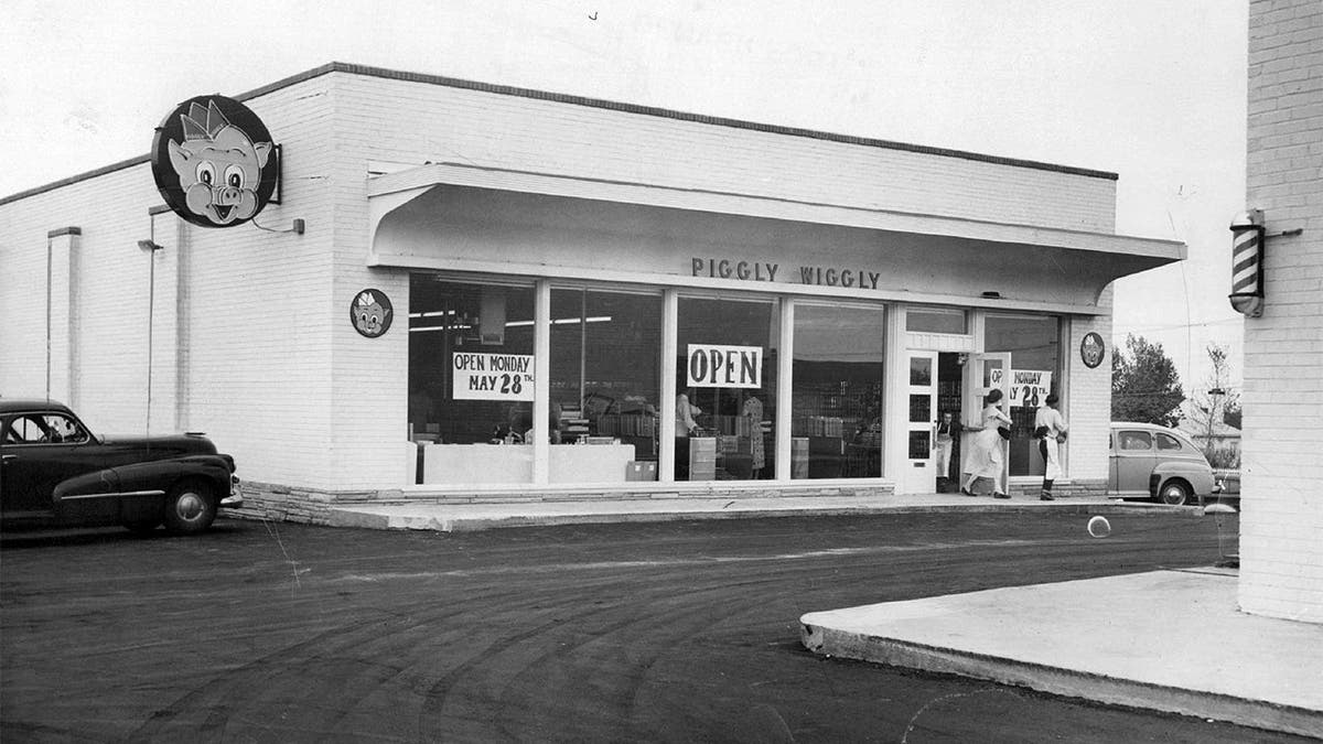 The outside of a Piggly Wiggly store in 1951.
