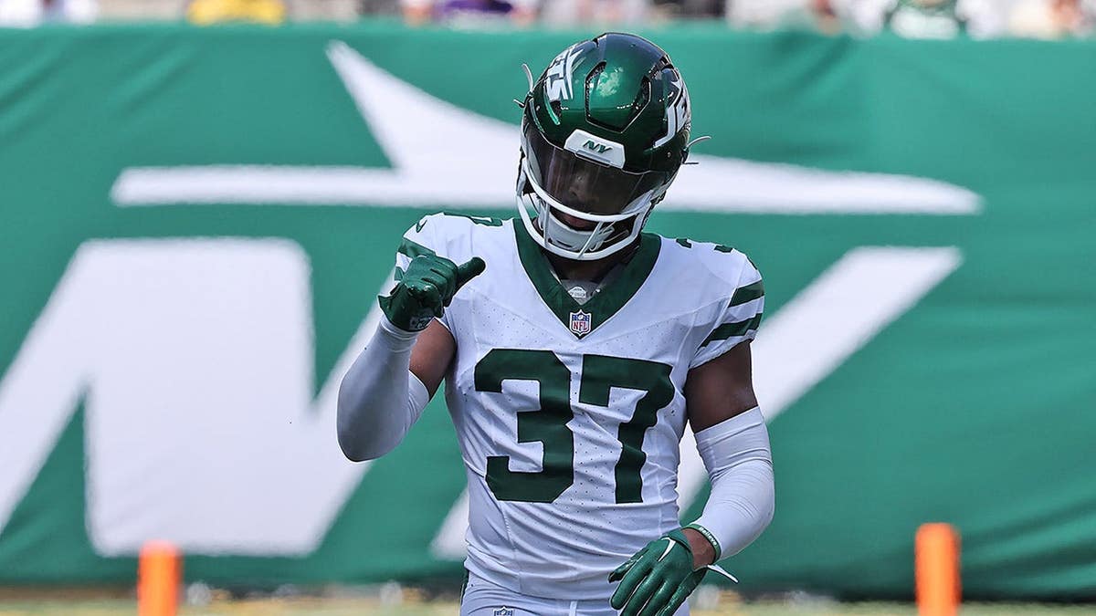 Qwan'tez Stiggers, New York Jets cornerback, celebrates after a stop.