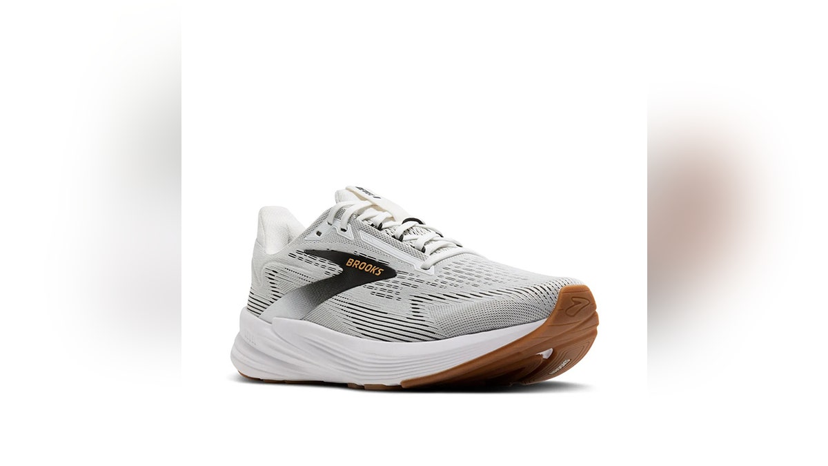 Brooks Revel 8