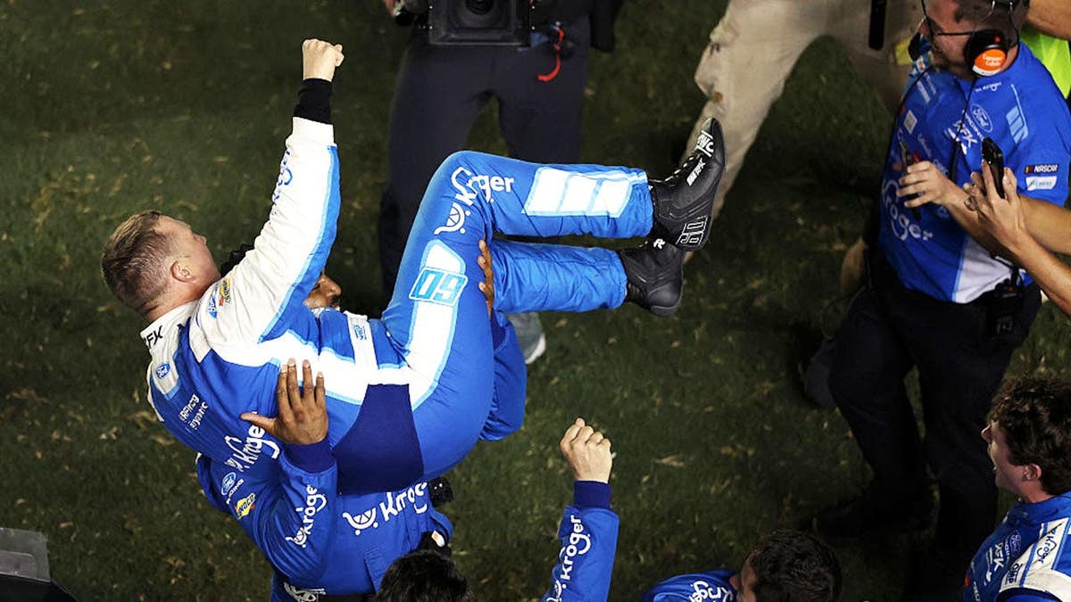 Ryan Preece celebra con su equipo tras ganar una carrera de la Copa de la Serie « NASCAR ».