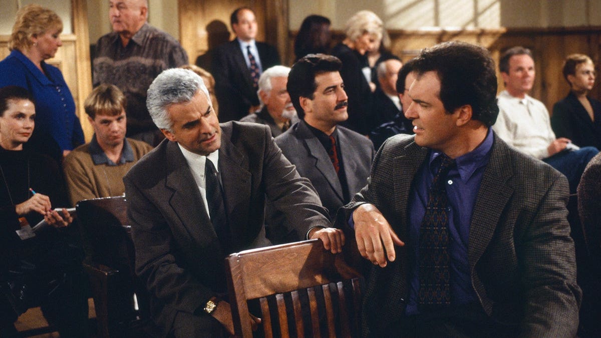 Patrick Warburton, « John » O'Hurley y Keith Hernández aparecen juntos en una escena de «Seinfeld».