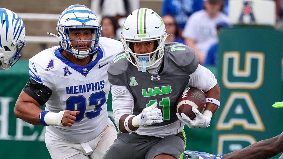Solomon Beebe carries the ball during a UAB football game
