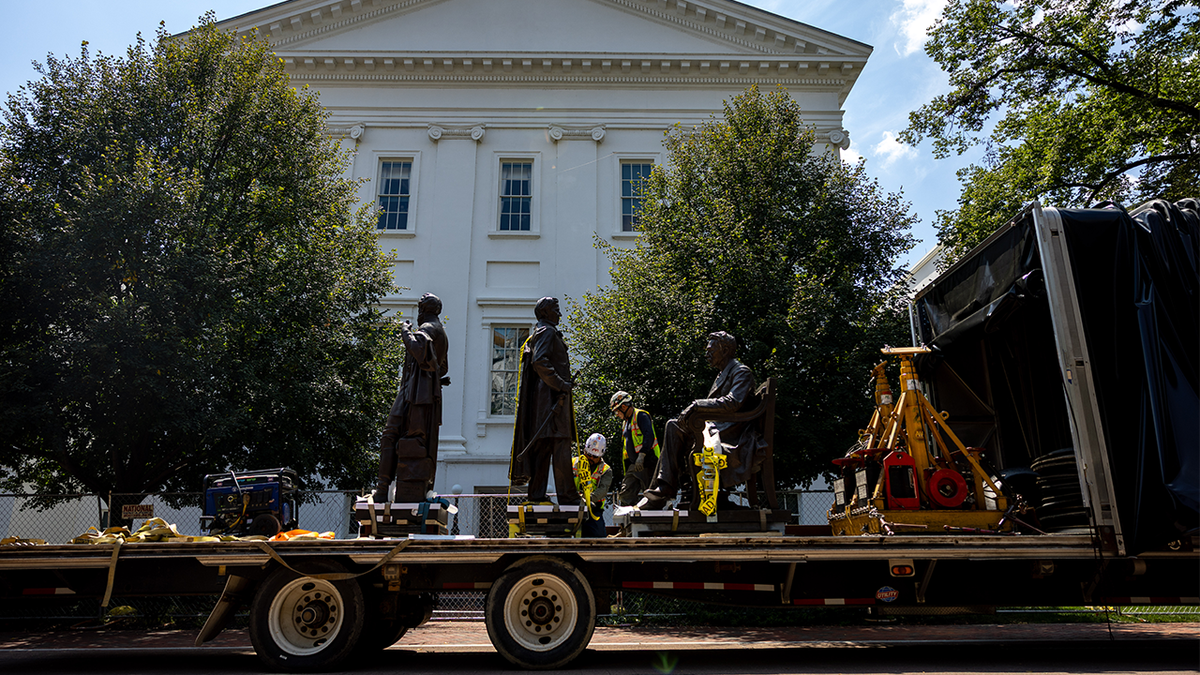 Statues of Stonewall Jackson, William 