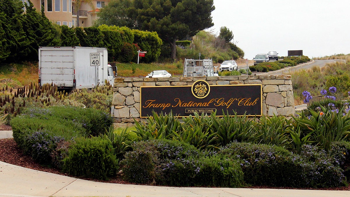 En esta foto, tomada el 2 de julio de 2020, se ve la entrada al Trump National Golf Club Los Ángeles, en Rancho Palos Verdes, California. (AP Photo/John Antczak, archivo)