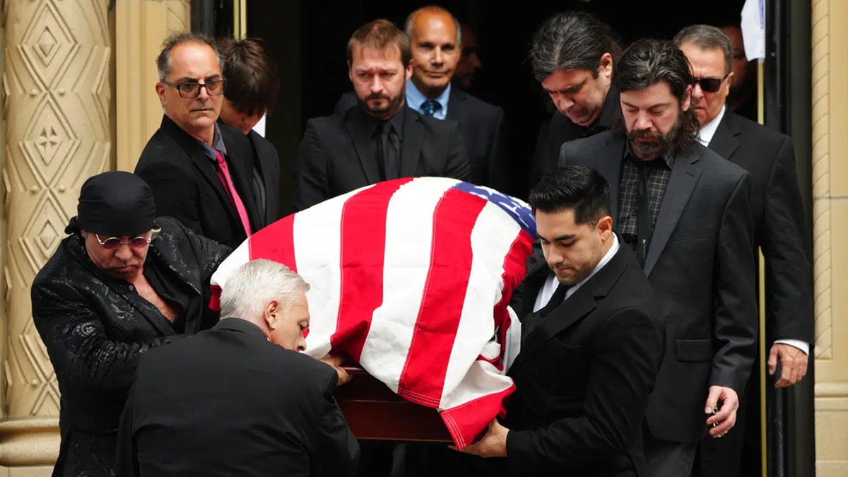 ‘Sopranos’ stars reunite in emotional farewell for Vincent Pastore ‘Sopranos’ stars reunite in emotional farewell for Vincent Pastore