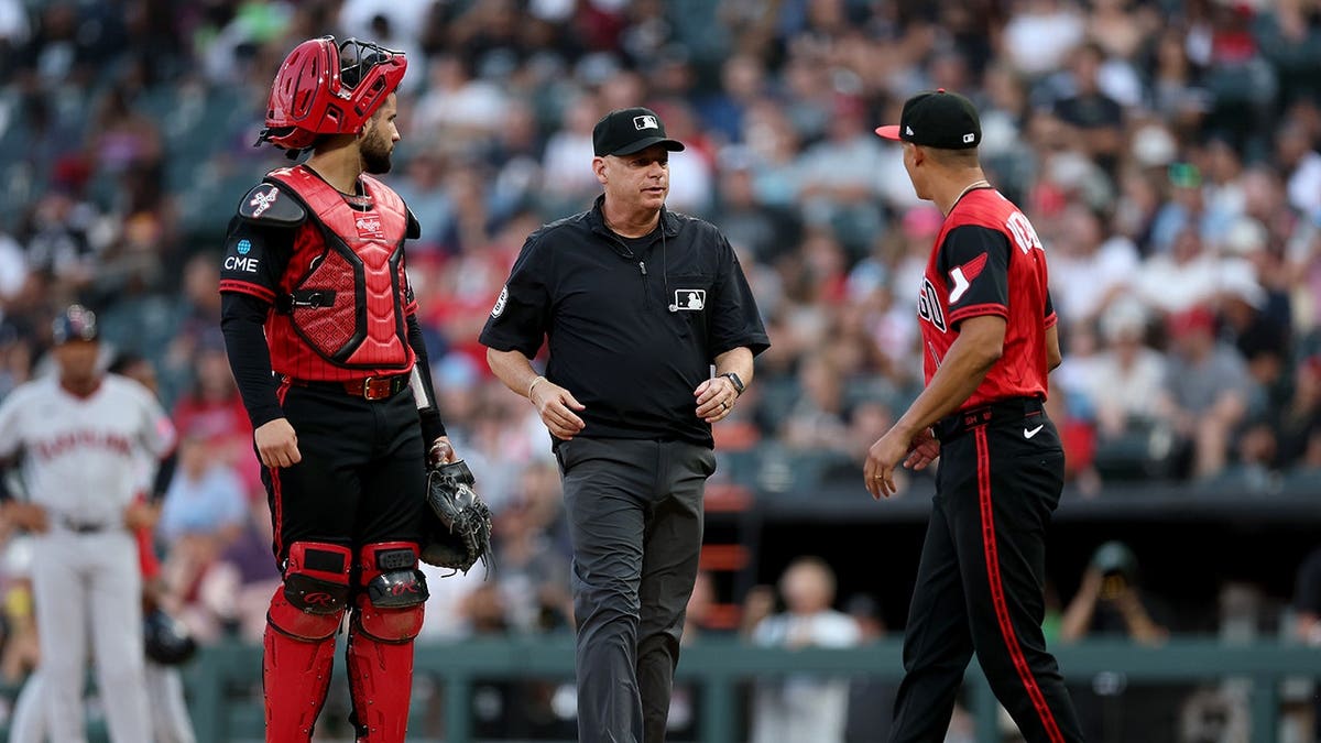 Will Venable talks with umpire Andy Fletcher at Rate Field.
