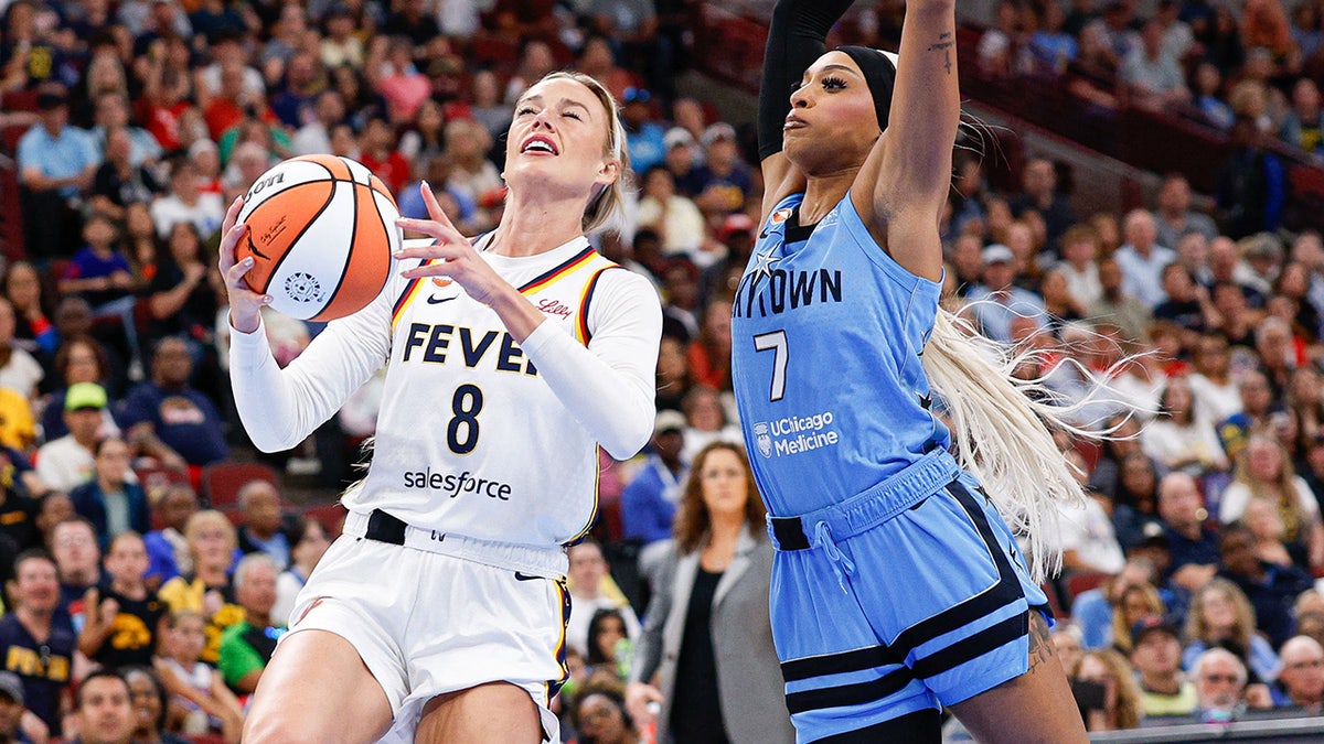 Sophie Cunningham goes up for a layup