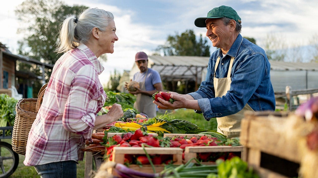 foxnews.com - Kelly McGreal - Cyclospora fears are sending shoppers to farmers markets for local produce