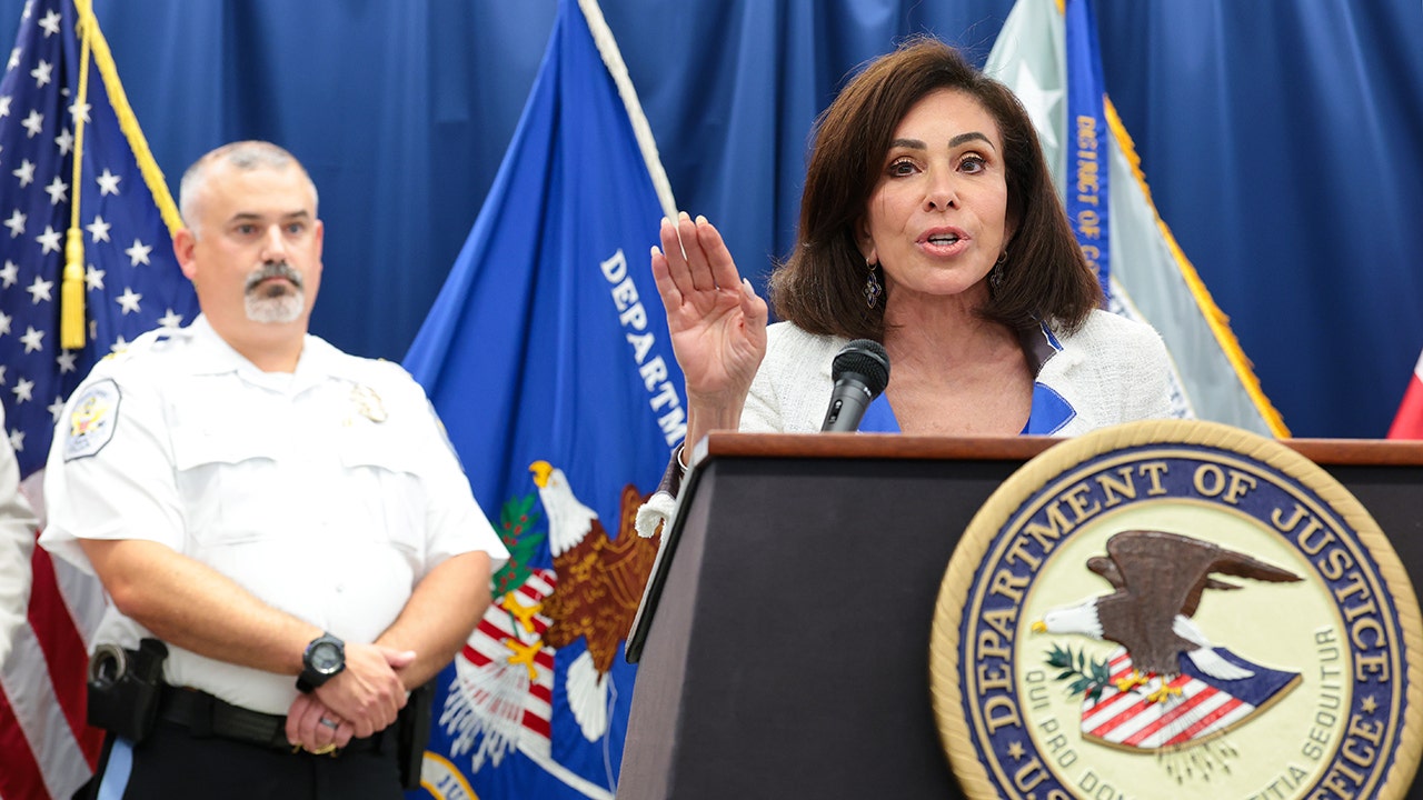 foxnews.com - Brie Stimson - Trump urges Jeanine Pirro to revisit dropped Lincoln Memorial Reflecting Pool vandalism case