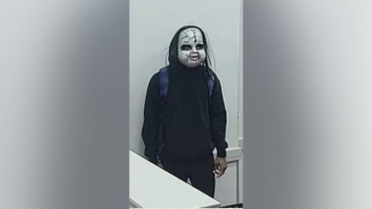 “死亡威胁+诡异自拍”！费城面具男街头尾随追人，警方紧急追捕